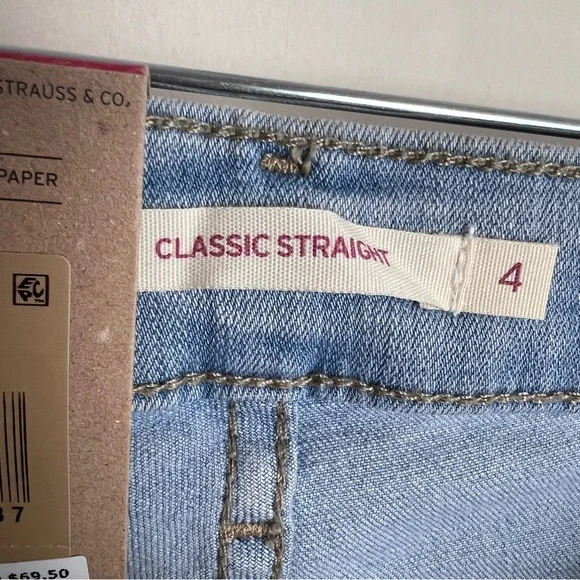 NWT Levi’s Classic Straight Fit Women’s Jeans Light Wash Size 27x30 (4) - Picture 5 of 13